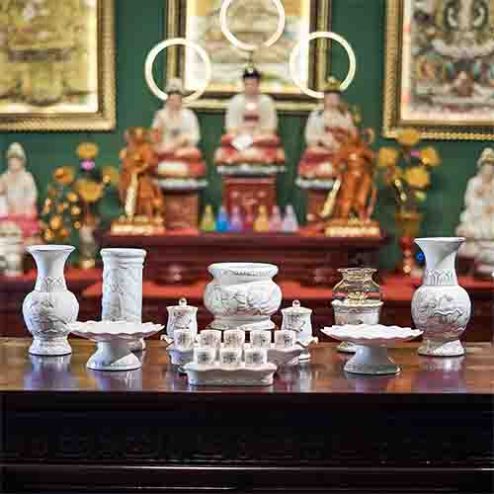 Bộ Đồ Thờ Sứ Trắng Hoa Sen Viền Vàng BDT007