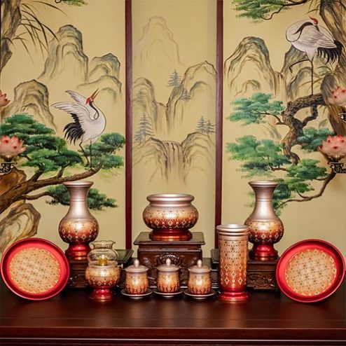 Bộ Đồ Thờ Phật Bằng Đồng Hoa Văn Vẽ Gấm Đỏ BDT056