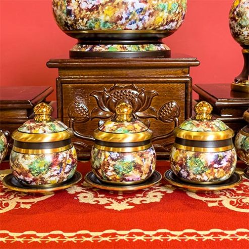 Chén Nước Thờ Đồng Hoa Văn Sắc Màu DT424
