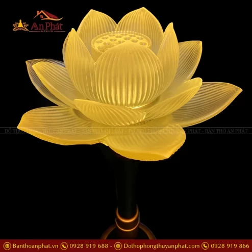 Hoa sen lưu ly trong suốt, sáng bóng, mang lại ánh sáng ấm cúng