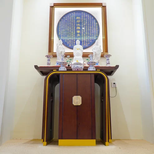 Bàn thờ gỗ Cẩm viền vàng màu nâu đỏ BT8710 An Phát