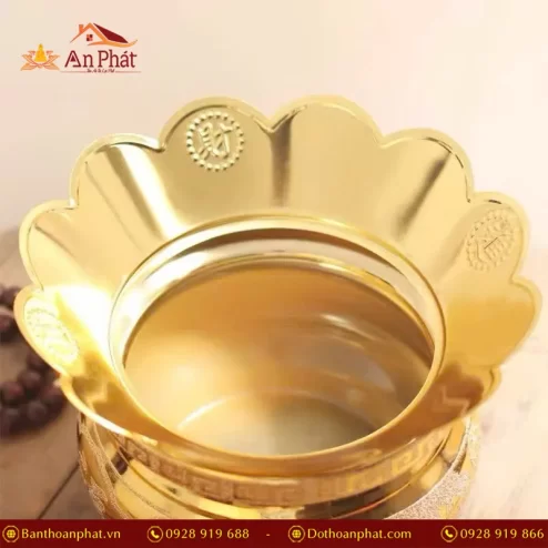 Khay hứng tàn nhang đặt trên lư hương