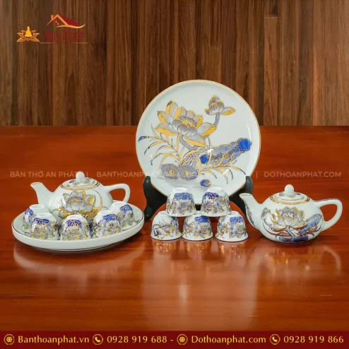 Bộ Ấm Chén Trà Men Lam Vẽ Vàng Hoa Sen Cao Cấp DT1064
